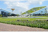 Modernes Gebäude mit Rasensteildach 